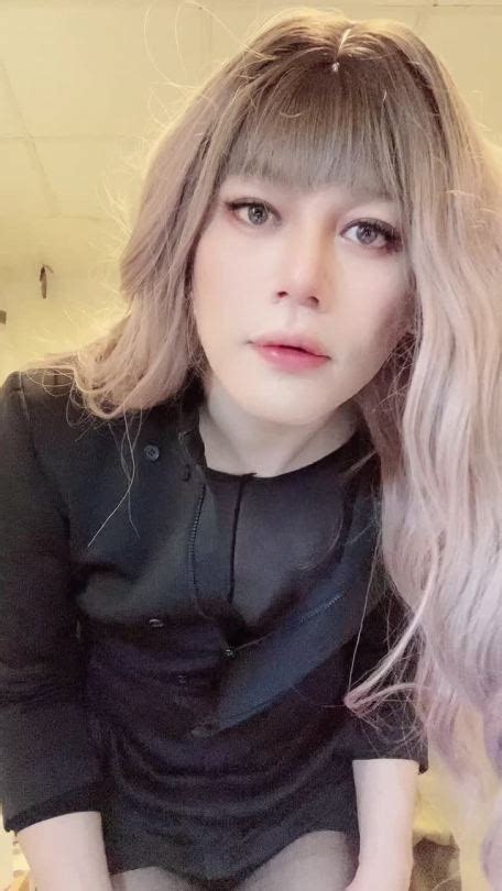 SOLO PISSING @ Tranny Clips .